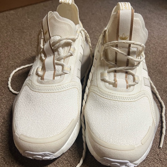 🔥🔥BRAND NEW WITHOUT BOX- ADIDAS Ladies size 7 cream sneakers. - Picture 2 of 10